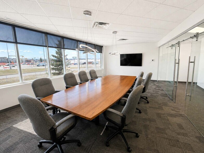 More Photos Of 3953 112th Ave SE, Calgary Showroom For Lease
