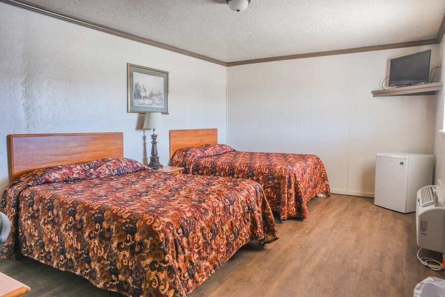 More Photos Of 1000 W Cherokee St, Lindsay Hotel For Sale