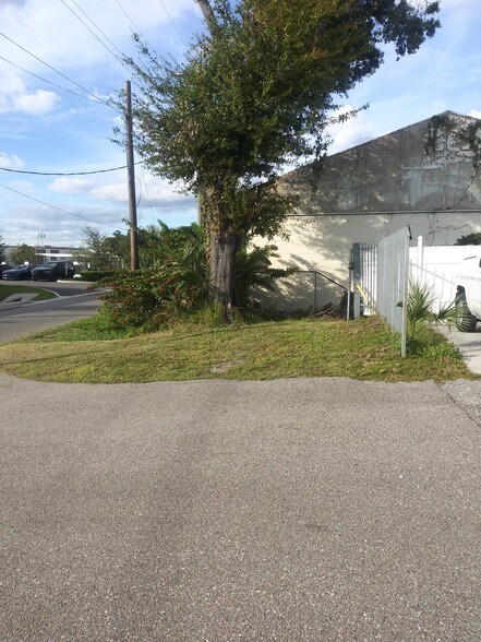 More Photos Of 5017 N Coolidge Dr, Tampa Warehouse For Lease