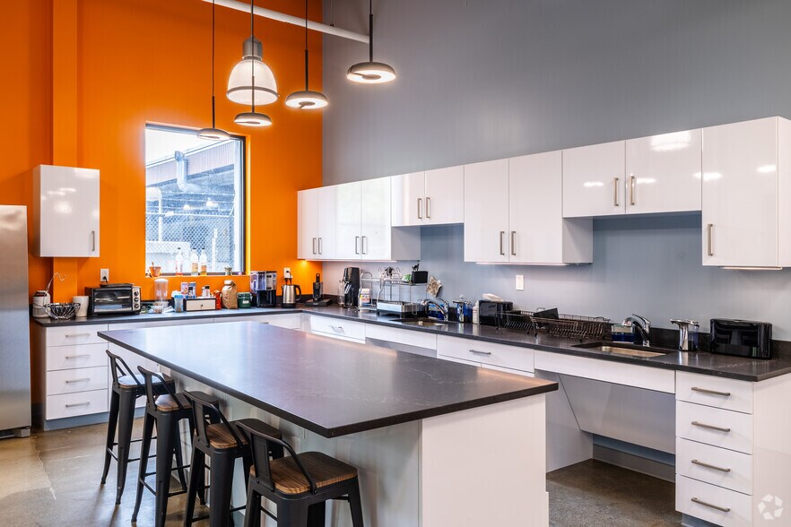 More Photos Of 154 Calvary St, Waltham Research And Development For Lease