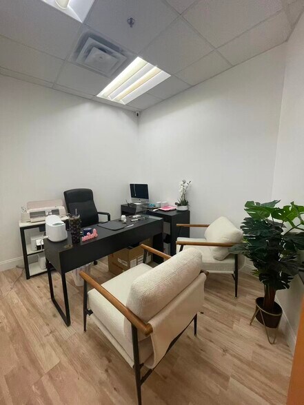 More Photos Of 7075 Kingspointe Pky, Orlando Showroom For Sale