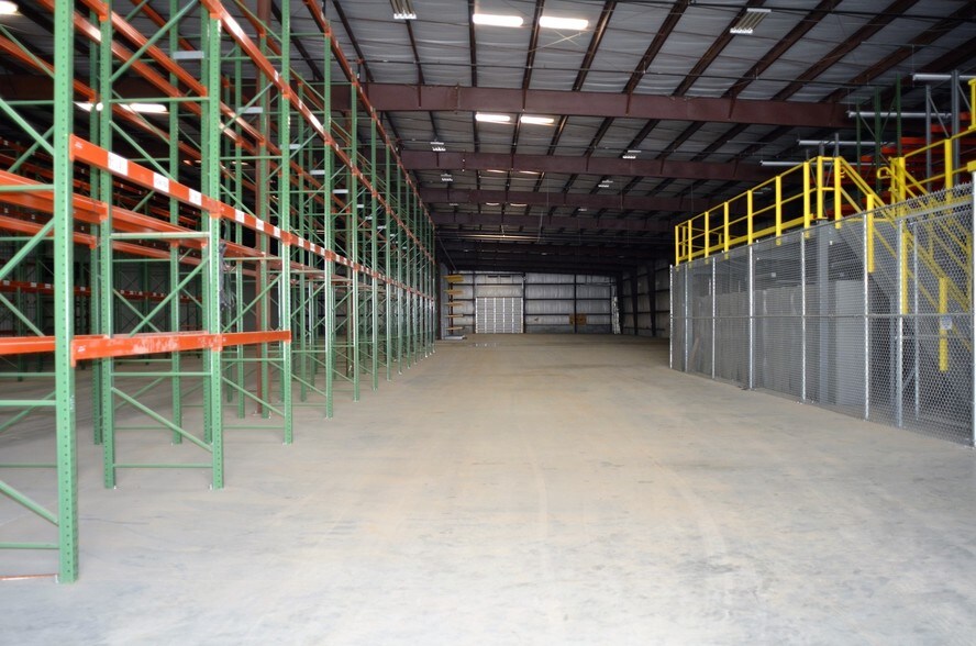 More Photos Of 16517 Bull Church Rd, Woodford Warehouse For Lease