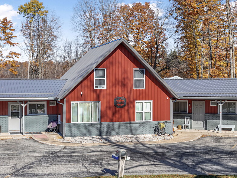 More Photos Of 10422 Cadillac Hwy, Thompsonville Hotel For Sale