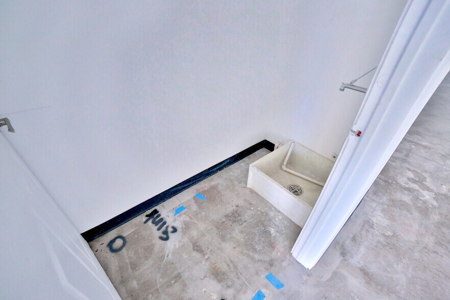 More Photos Of 11130 Gulf Fwy, Houston Unknown For Lease