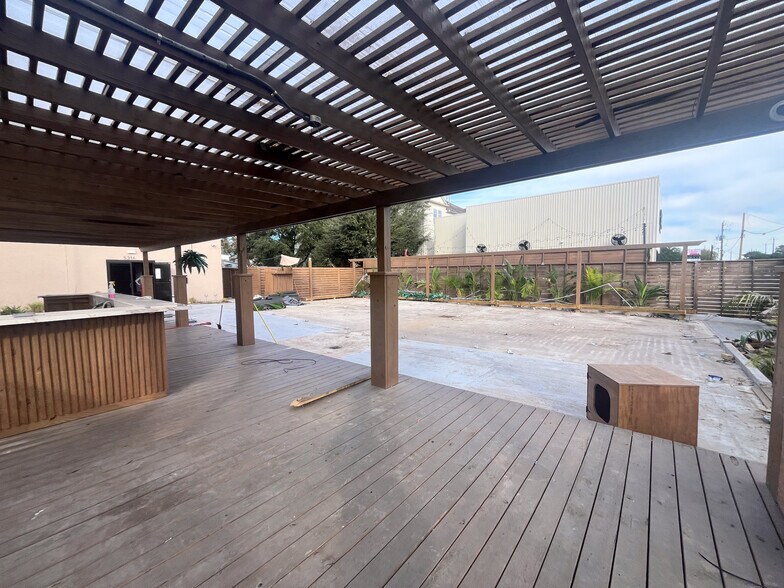 More Photos Of 5316 Washington Ave, Houston Bar For Lease