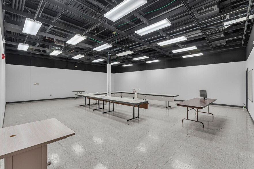 More Photos Of 400 SE Jefferson St, Topeka Flex For Sale