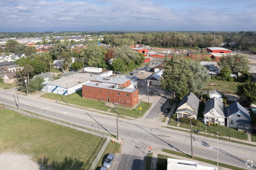 More Photos Of 38 W Sylvania Ave, Toledo Warehouse For Lease