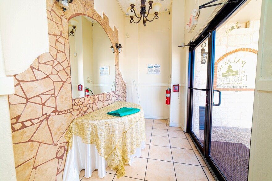 More Photos Of 819 Los Presidentes Ave, Laredo Storefront Retail Office For Sale