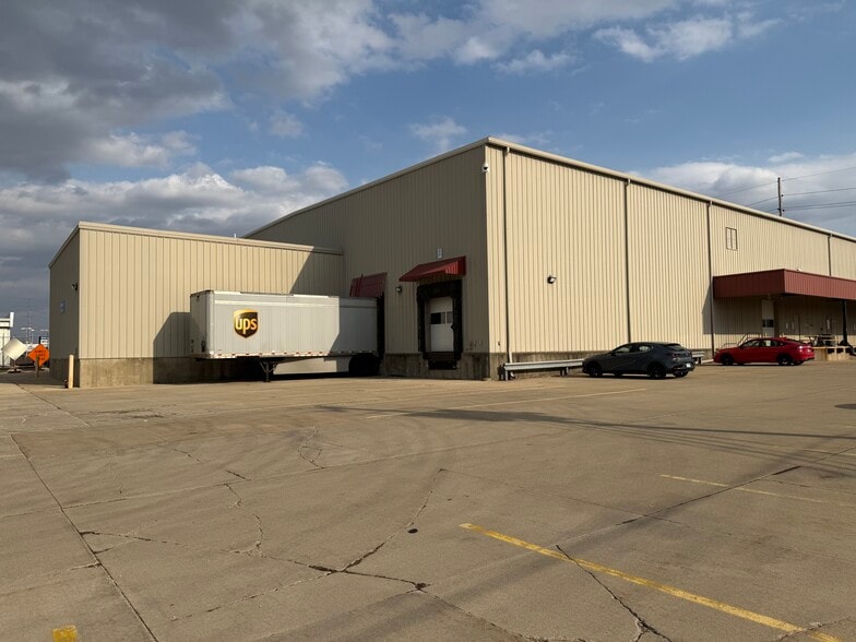 More Photos Of 1703 S Veterans Pky, Bloomington Warehouse For Sale