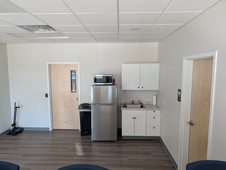 More Photos Of 2 Lear Jet Lane, Latham Light Manufacturing For Lease