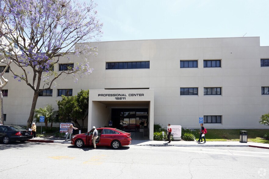 15211 Vanowen St, Van Nuys, CA 91405 Medical Office For Lease