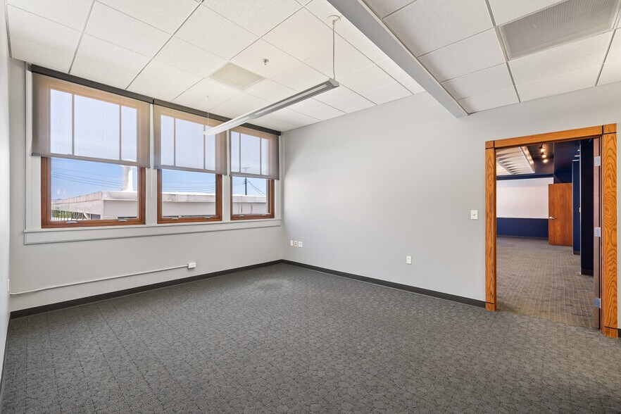 More Photos Of 40 W 4th St, Mansfield Storefront Retail Office For Lease