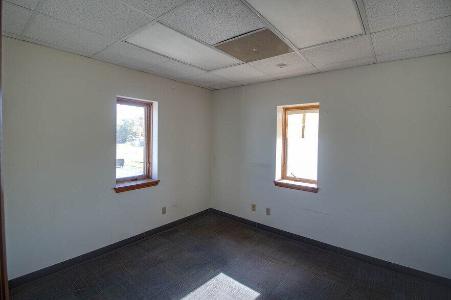 More Photos Of 201 McCausland St, Carlinville General Retail For Sale