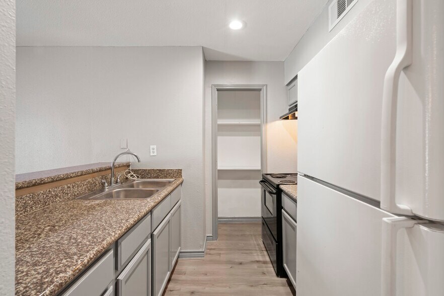 More Photos Of 610 Ferry Rd, Galveston Apartments For Sale