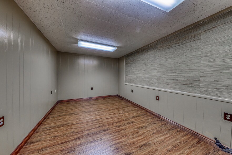 More Photos Of 119 N Main St, Weatherford Office For Sale