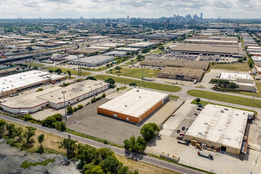 More Photos Of 909 Regal Row, Dallas Warehouse For Sale