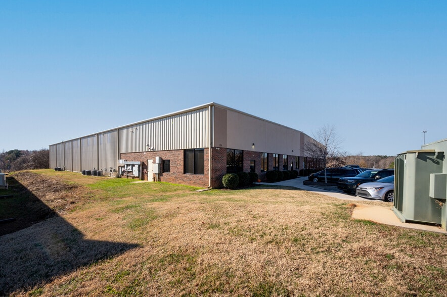 More Photos Of 129 Oakpark Dr, Mooresville Light Manufacturing For Lease