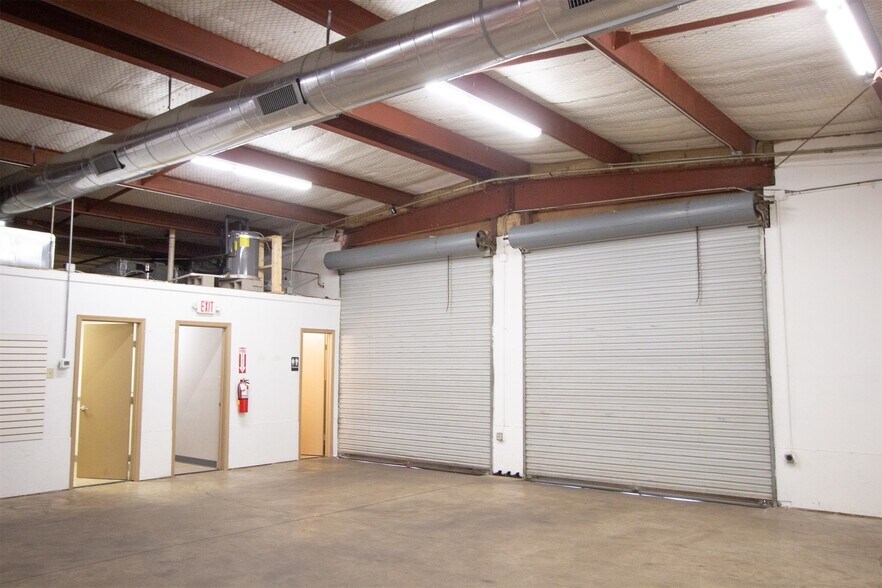 More Photos Of 916 S Locust St, Denton Warehouse For Lease
