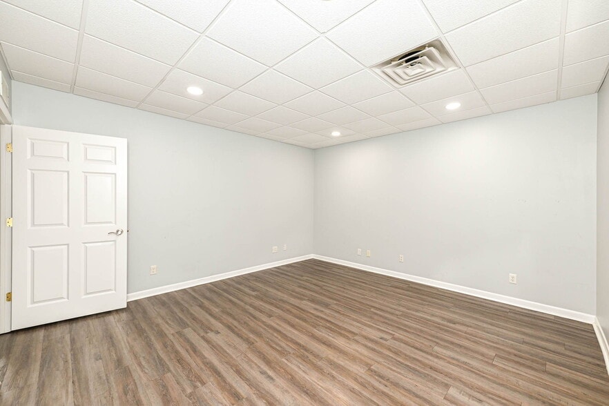 More Photos Of 3455 Shelby St, Indianapolis Office For Sale