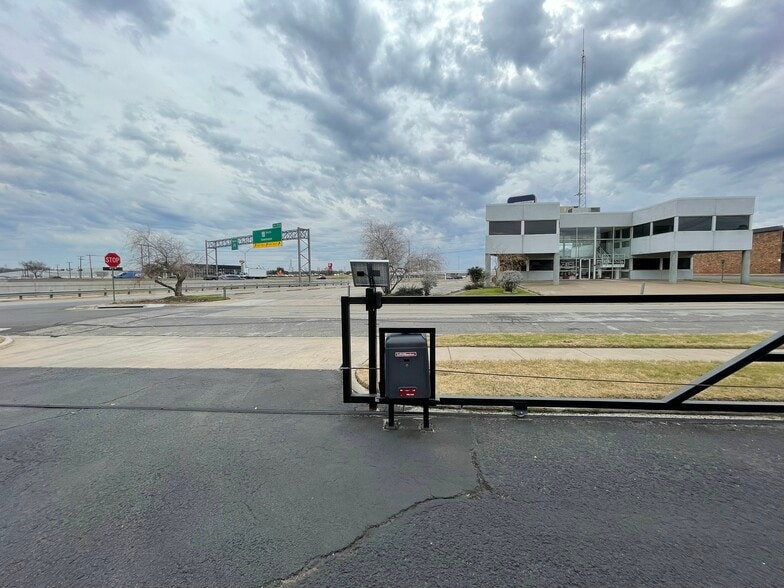 More Photos Of 223 NE Loop 820, Hurst Office For Sale