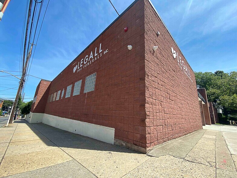 More Photos Of 403 E 3rd St, Mount Vernon Funeral Home For Sale