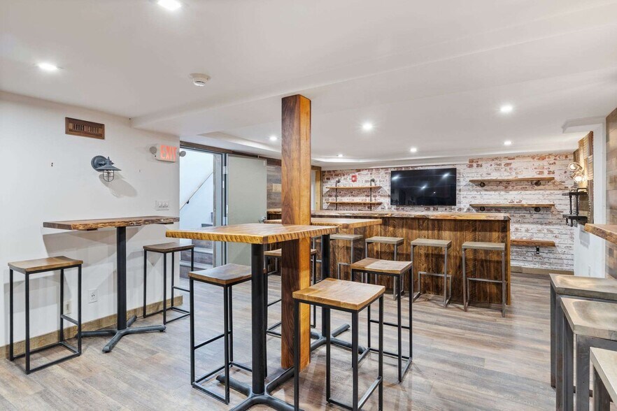More Photos Of 20 Shore Rd, Ogunquit Storefront Retail Office For Sale