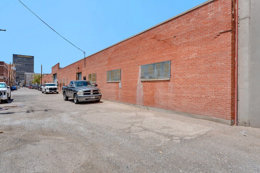 More Photos Of 220 N Saint Vrain St, El Paso Light Distribution For Sale