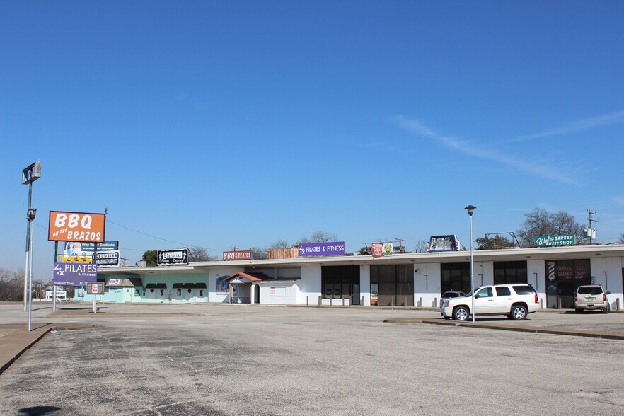 More Photos Of 7201 Camp Bowie Blvd, Fort Worth Freestanding For Lease