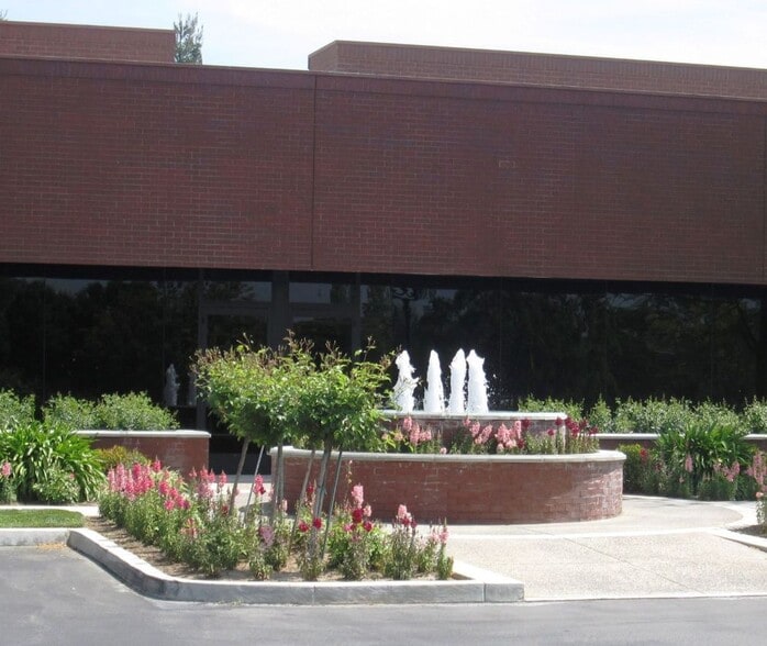 More Photos Of 7010 N Marks Ave, Fresno Unknown For Lease
