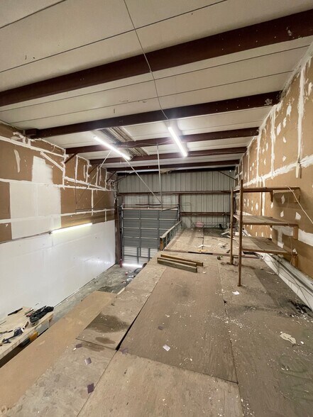 More Photos Of 9161 131st Pl N, Largo Warehouse For Lease