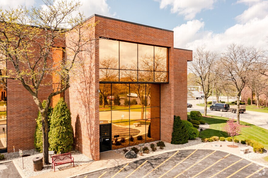 More Photos Of 970 N Oaklawn Ave, Elmhurst Office For Lease