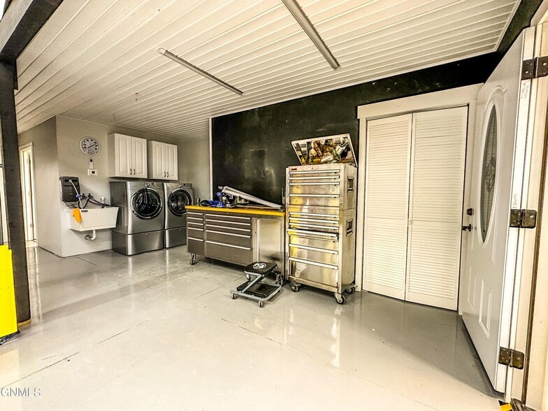 More Photos Of 1409 Lockheed Dr, Bismarck Warehouse For Sale