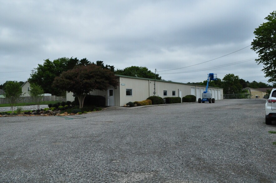 More Photos Of 2333 W Emory Rd, Powell Industrial For Sale
