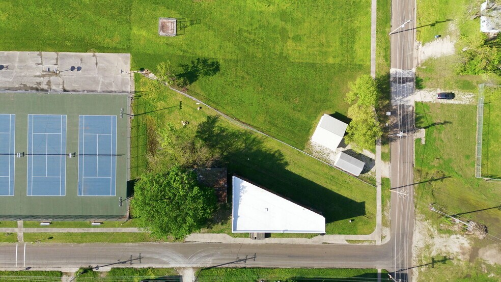 More Photos Of 512 Monroe st, Iola Loft Creative Space For Sale