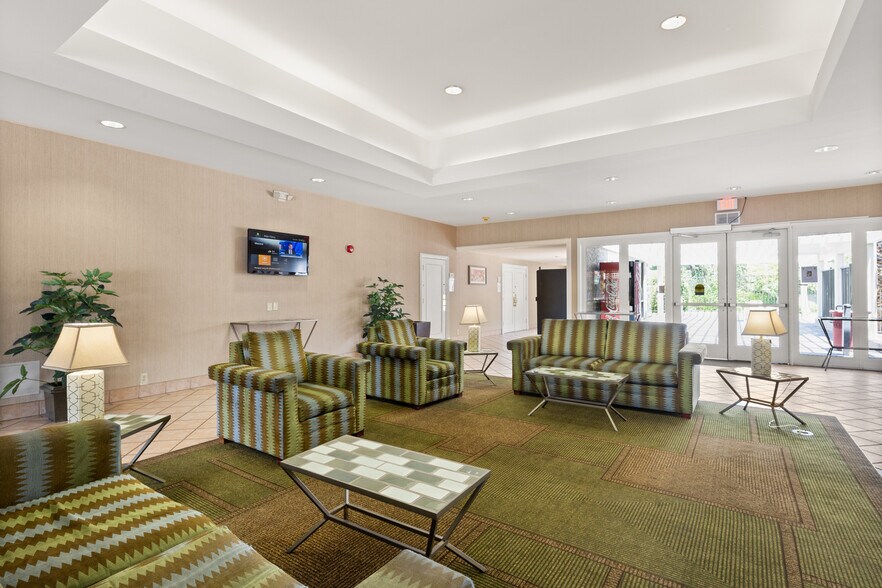 More Photos Of 2510 W Greenway Rd, Phoenix Hotel For Sale
