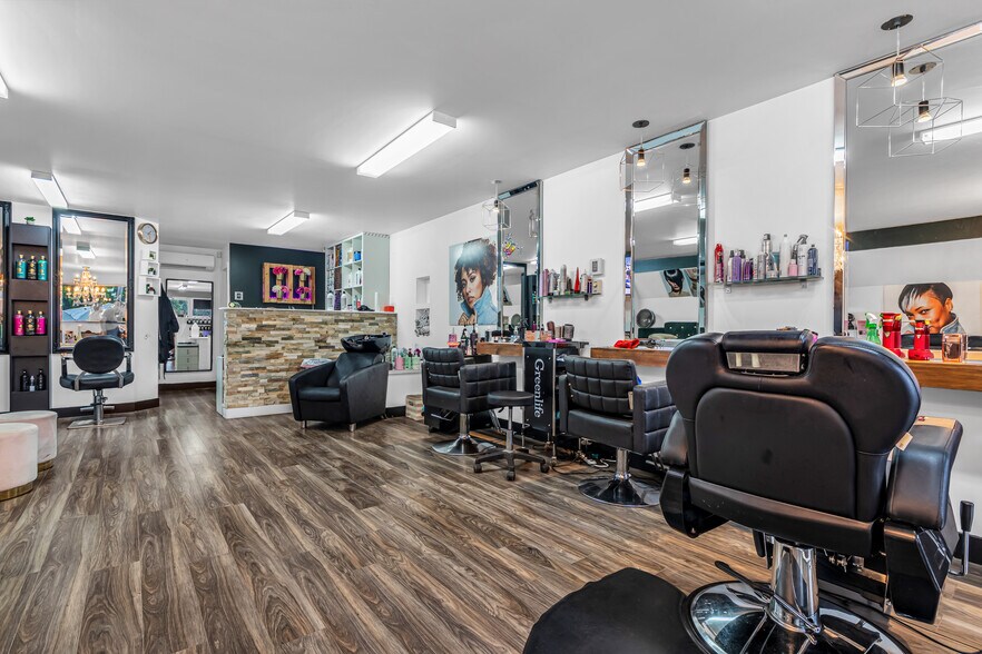 More Photos Of 600-606 Ch De Saint-Jean, La Prairie General Retail For Sale