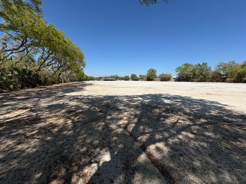 More Photos Of 18252 E Colonial Dr, Orlando Light Distribution For Lease