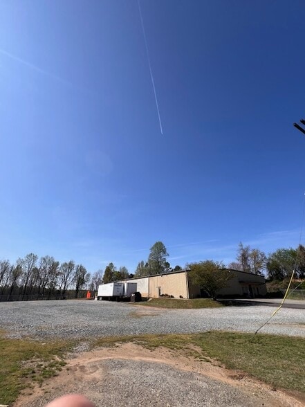 More Photos Of 1585 Gable St, High Point Warehouse For Lease