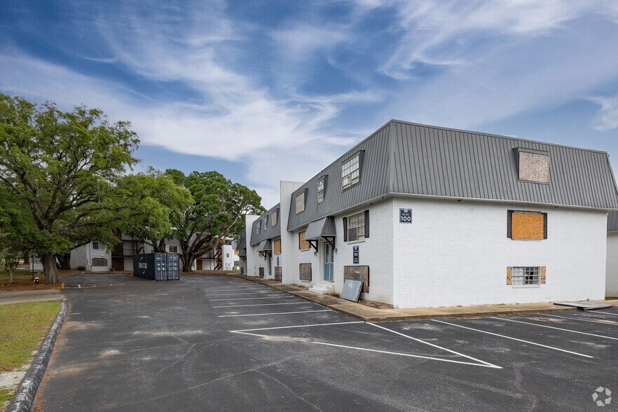 More Photos Of 100 Redwood Cir, Pensacola Apartments For Sale