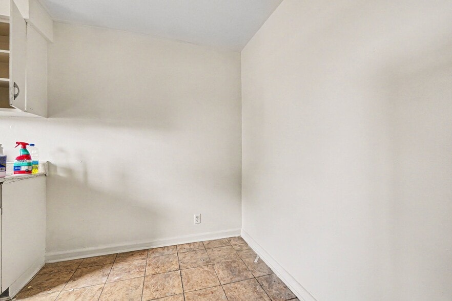 More Photos Of 2370 Losantiville Ave, Cincinnati Multifamily For Sale