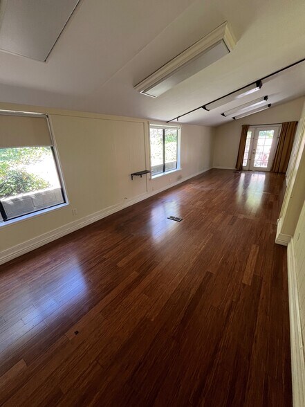 More Photos Of 22315 Mulholland Hwy, Calabasas Office For Sale
