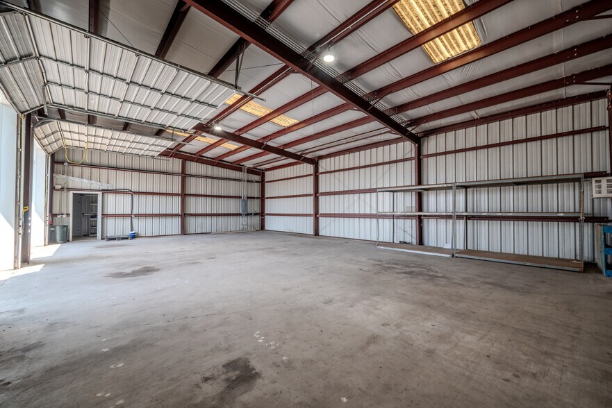 More Photos Of 619 E Jackson St, El Campo Warehouse For Lease