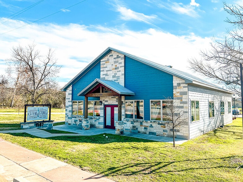 More Photos Of 1507 Chestnut St, Bastrop Freestanding For Lease