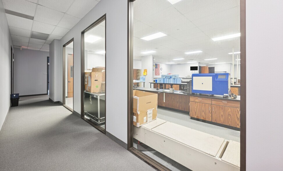 More Photos Of 3418 Midcourt Rd, Carrollton Showroom For Lease