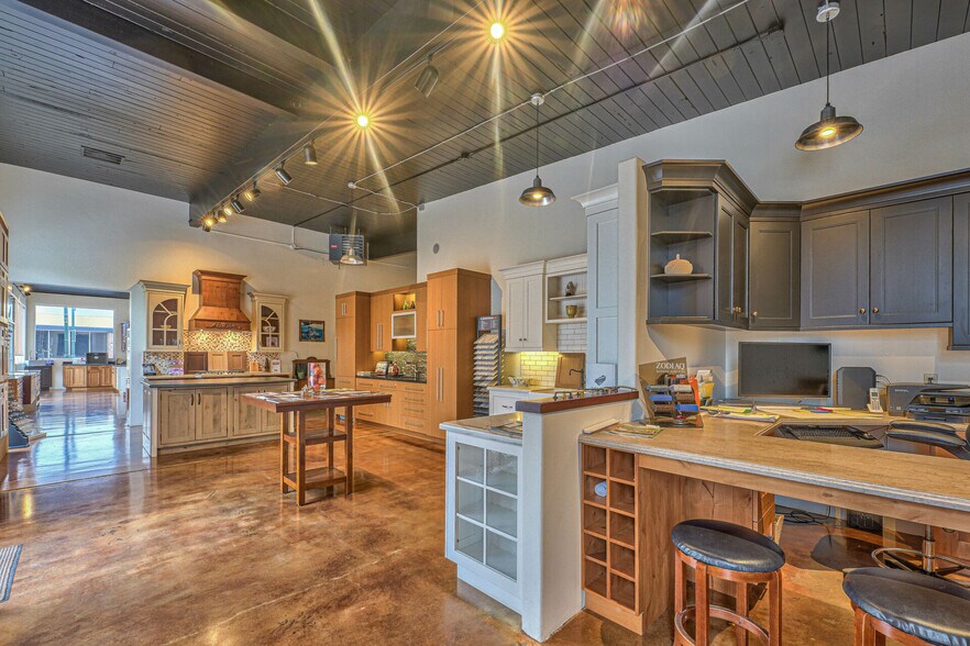 More Photos Of 805-815 Broadway Ave, Seaside Storefront For Sale