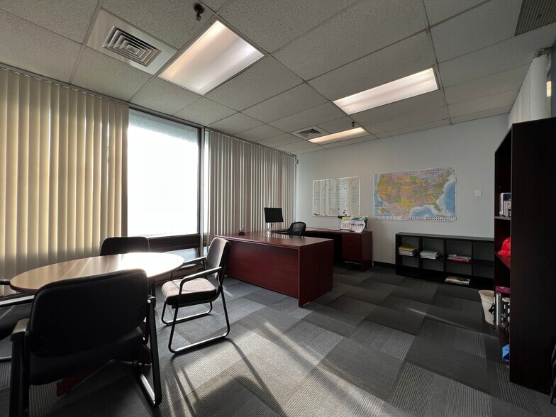 More Photos Of 7301 Boul Décarie, Montréal Warehouse For Lease