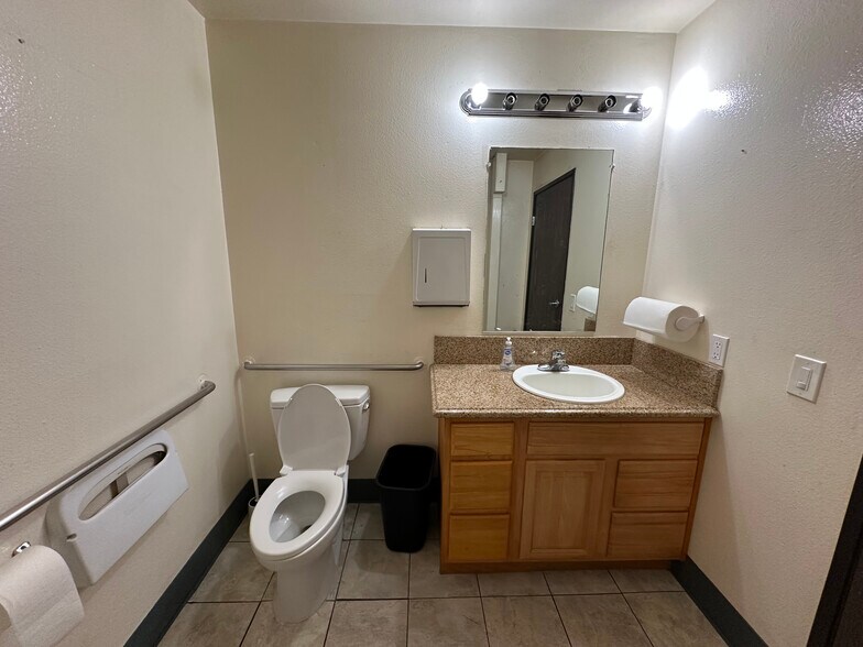 More Photos Of 8000-8010 Wheatland Ave, Sun Valley Manufacturing For Sale
