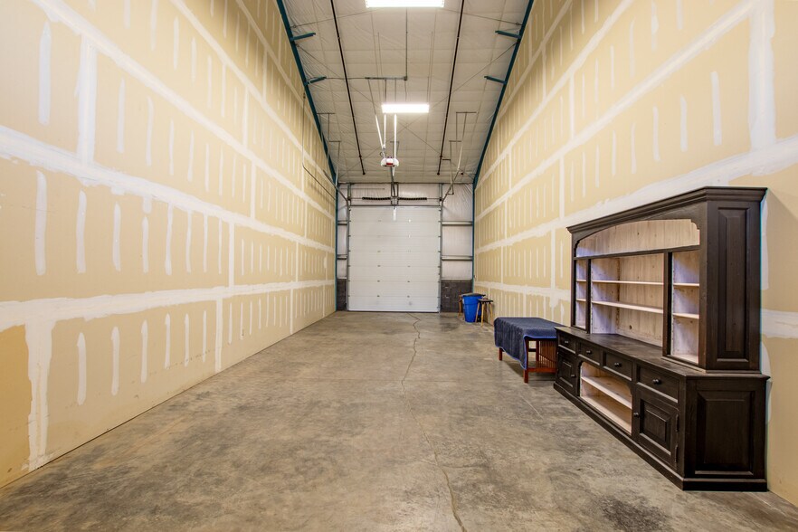 More Photos Of 692 N Aylor Ct, Sisters Warehouse For Lease