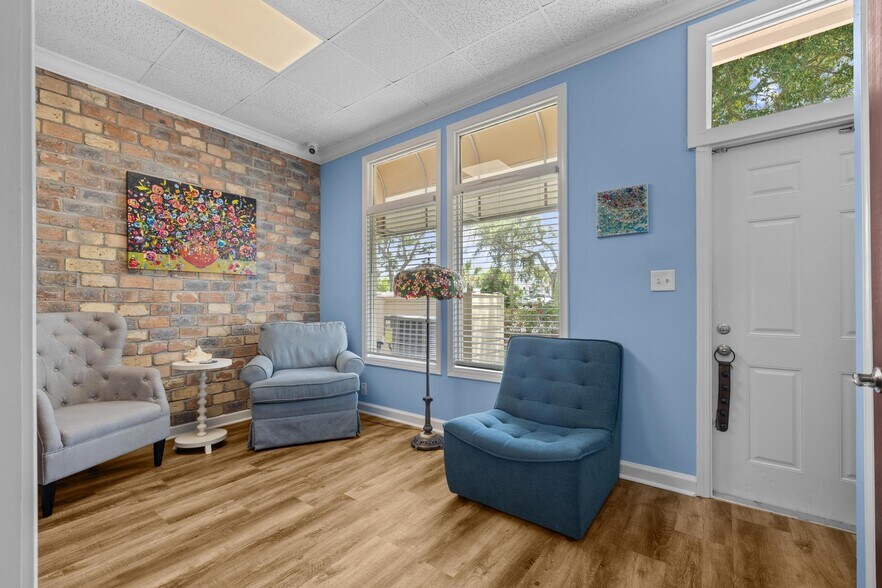 More Photos Of 913 Gulf Breeze Pky, Gulf Breeze Storefront Retail Office For Sale