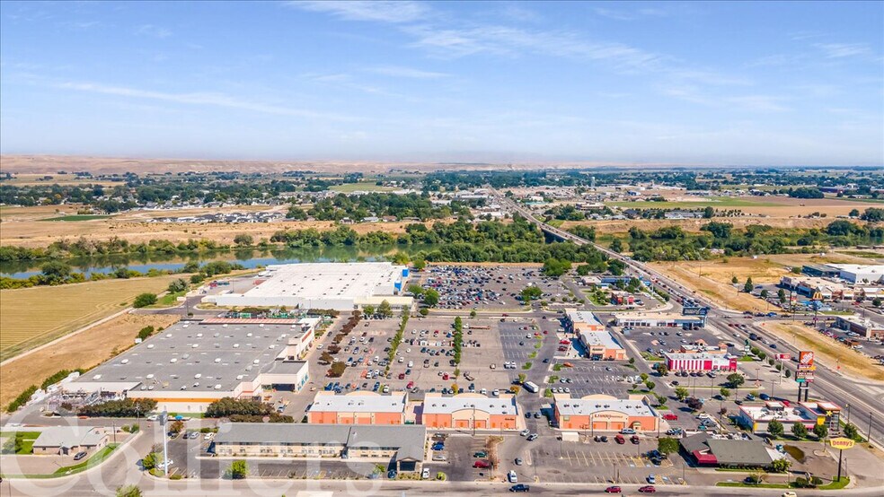 More Photos Of 203 East Ln N, Ontario Unknown For Lease